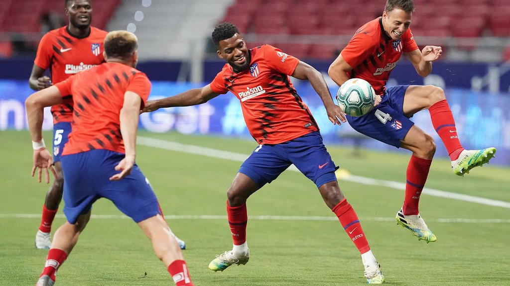 Eine Woche Urlaub und gleich wieder Spaß: Atletico-Personal beim Warmmachen