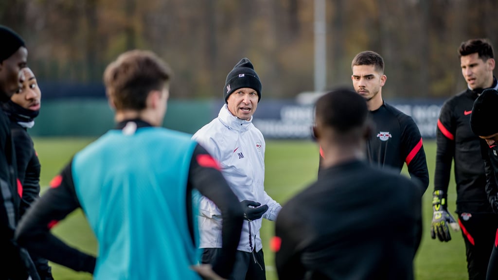 Leipzigs Cheftrainer Jesse Marsch spricht mit den Spielern. 