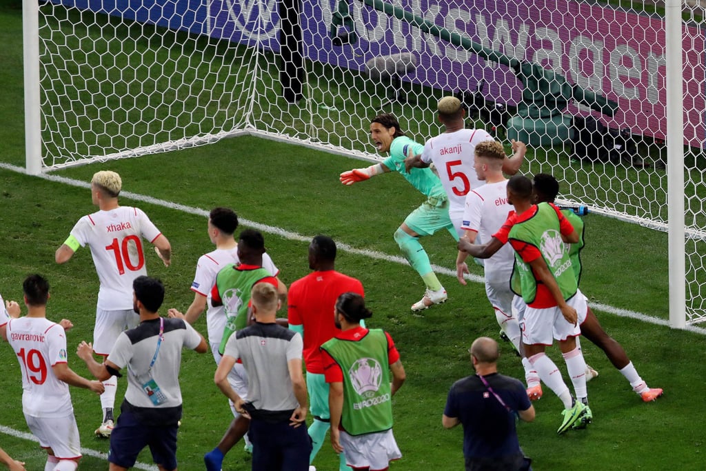 Ersatzbank-Erfolg: Yvon Mvogo (im roten Dress) feiert mit seinen Kollegen die Parade von Yann Sommer gegen Kylian Mbappé 