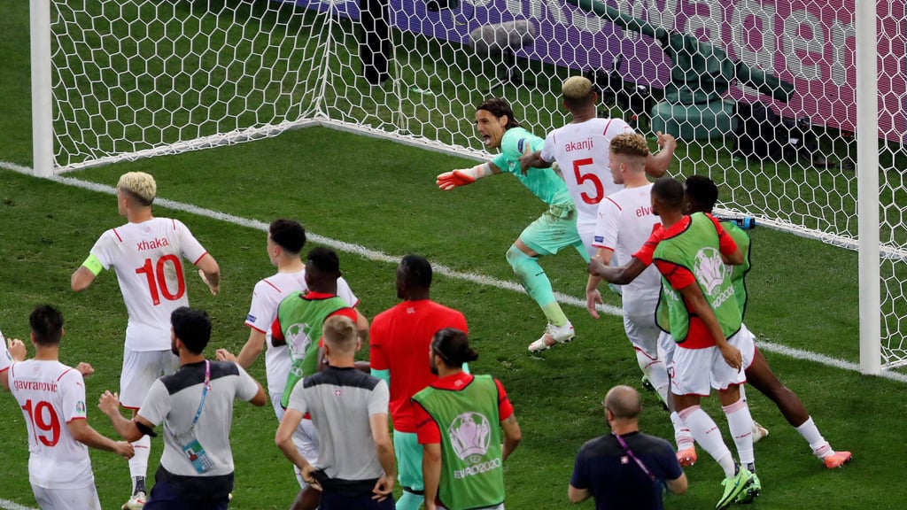 Ersatzbank-Erfolg: Yvon Mvogo (im roten Dress) feiert mit seinen Kollegen die Parade von Yann Sommer gegen Kylian Mbappé