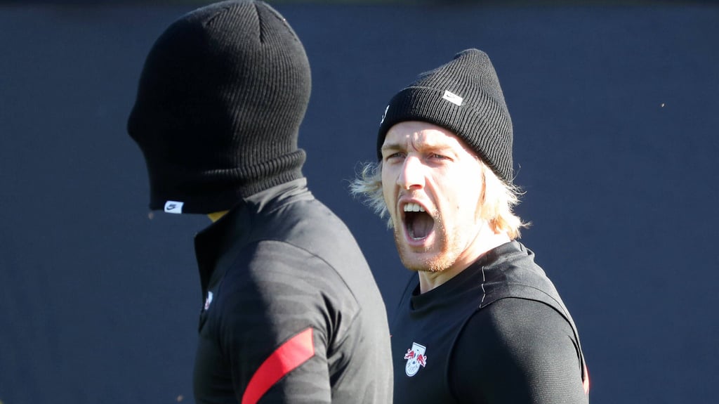 Der mit der Maske spielt gegen Bielefeld neben dem Schweden Emil Forsberg 