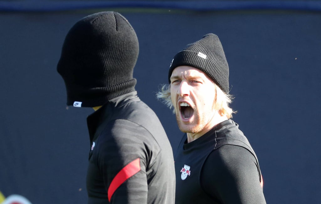 Der mit der Maske spielt gegen Bielefeld neben dem Schweden Emil Forsberg 