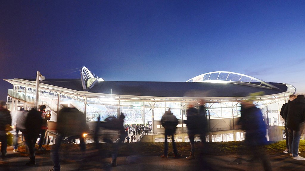 Die erleuchtete Red Bull Arena in Leipzig, Heimspielstätte von Herbstmeister RB.