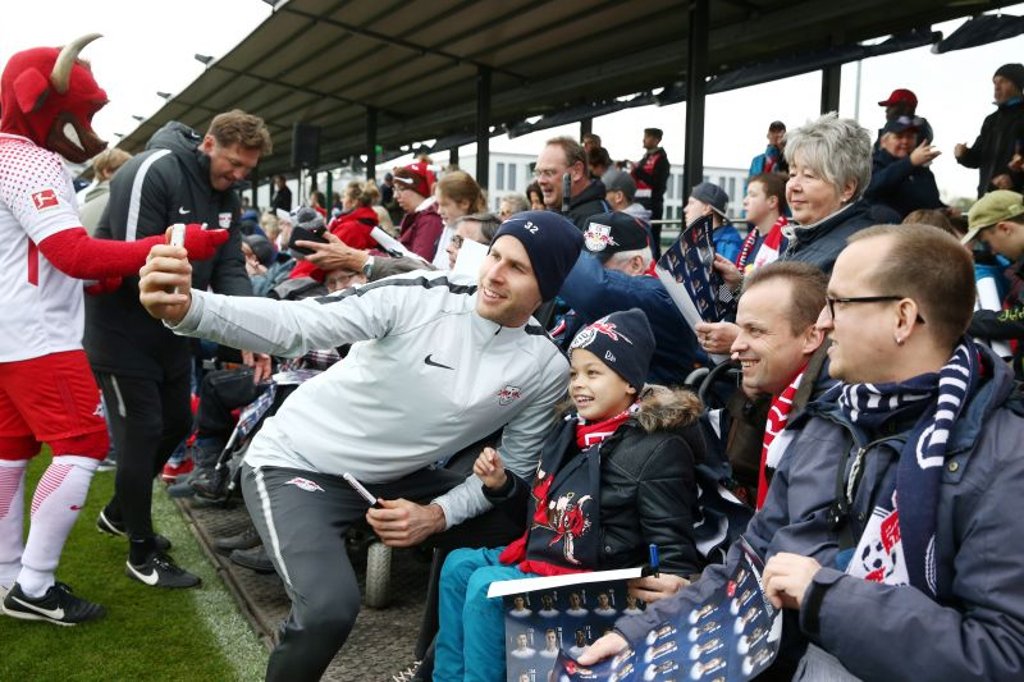 Nähe zu den Spielern von RB Leipzig beim sechsten Fantag für Menschen mit Behinderung.