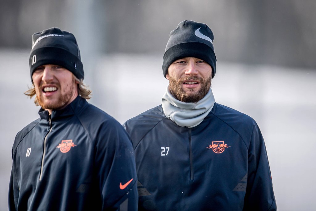 Im Bart vereint: Emil Forsberg und Konrad Laimer (r.)