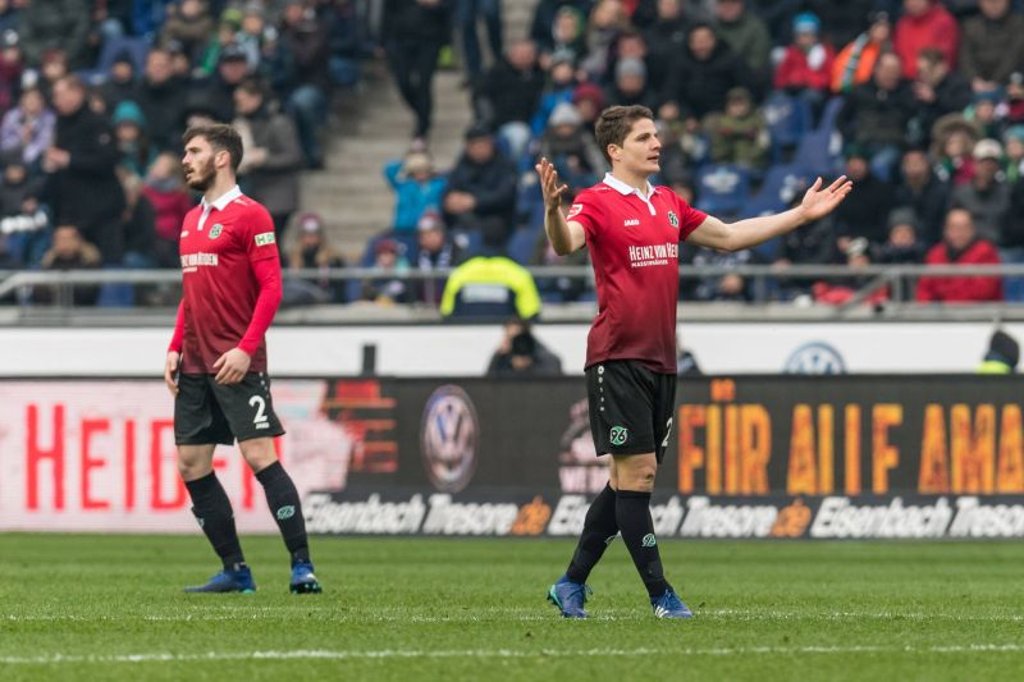 Kein Tor? 96igs Pirmin Schwegler kann es nicht glauben.