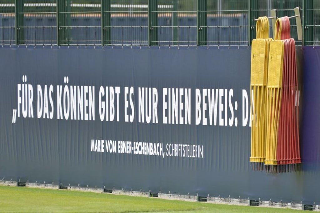 Fußball-Bundesliga 2019/2020, Training bei RB Leipzig (8. 7. 2019) Motivationsspruch am RBL-Trainingsgelände mit der Aufschrift – Fuer das Koennen gibt es nur einen Beweis: Das Tun – Marie von Ebner-Eschenbach, Schriftstellerin – beim Training von RB Leipzig (9.7.2019). Leipzig Sachsen Deutschland RBL-Akademie am Cottaweg