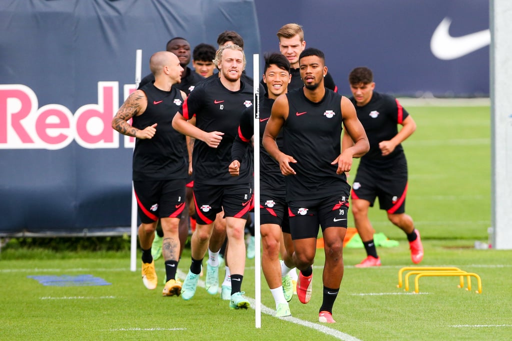 Benjamin Henrichs (vorne) und seine Kollegen beim Training von RB Leipzig.