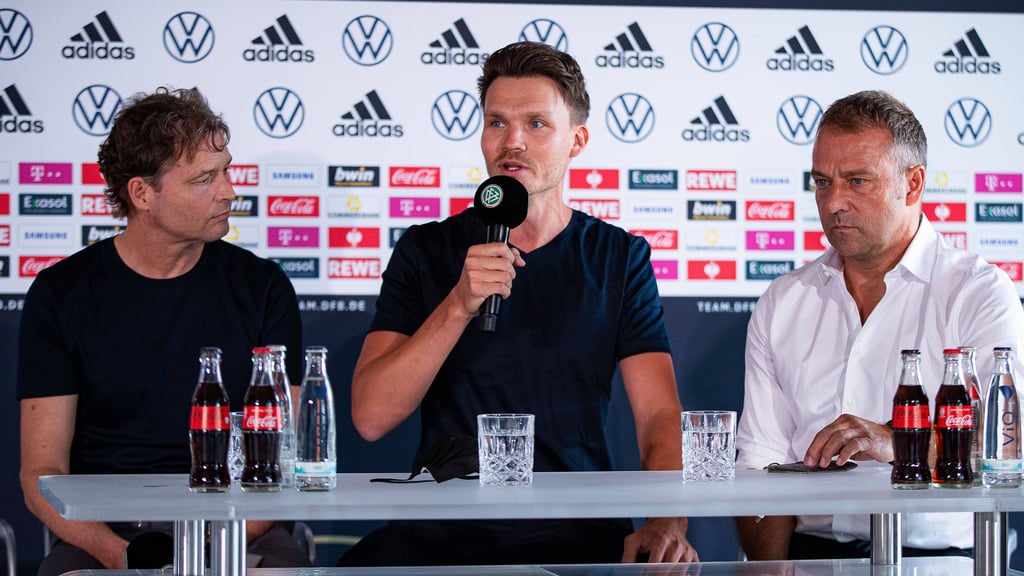 Bundestrainer Hansi Flick (r.) mit seinen Assistenten Marcus Sorg (l.) und Danny Röhl.&nbsp;