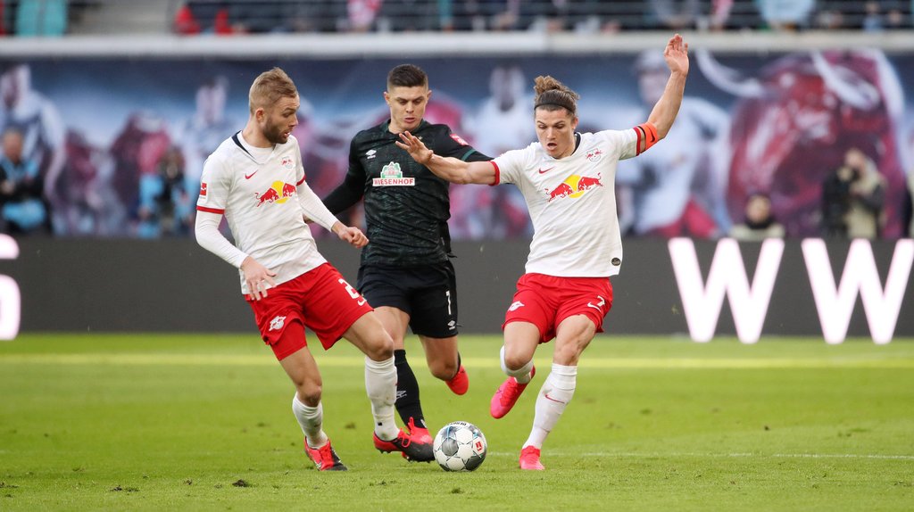 In die Zange genommen: Konrad Laimer und Marcel Sabitzer stoppen Milot Rashica.
