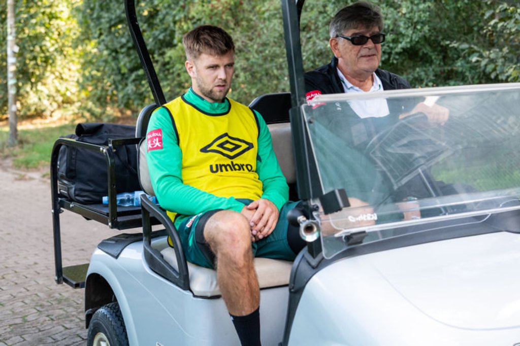 Auf eigenen Beinen konnte Niclas Füllkrug den Trainingsplatz nicht verlassen.