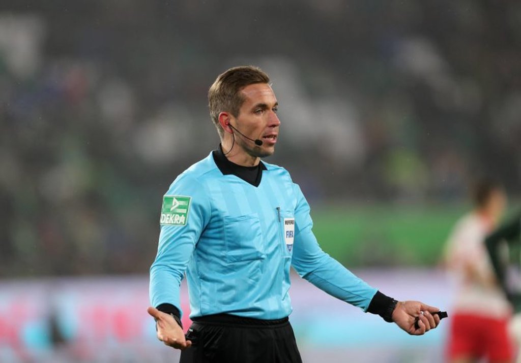 Tobias Stieler ist der Schiedsrichter bei FC Augsburg gegen RB Leipzig.