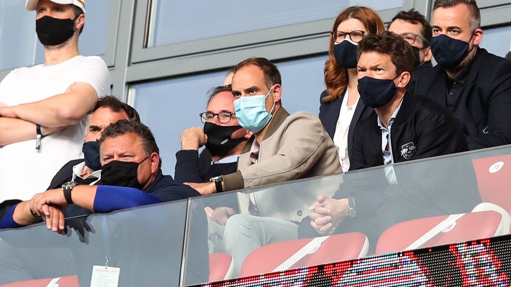 Vereinsvorstände bei RB Leipzig: Ulrich Wolter (2.v.l.), Oliver Mintzlaff (5.v.l.), Bärbel Milsch (4.v.r.) und Matthias Reichwald (3.v.r.).