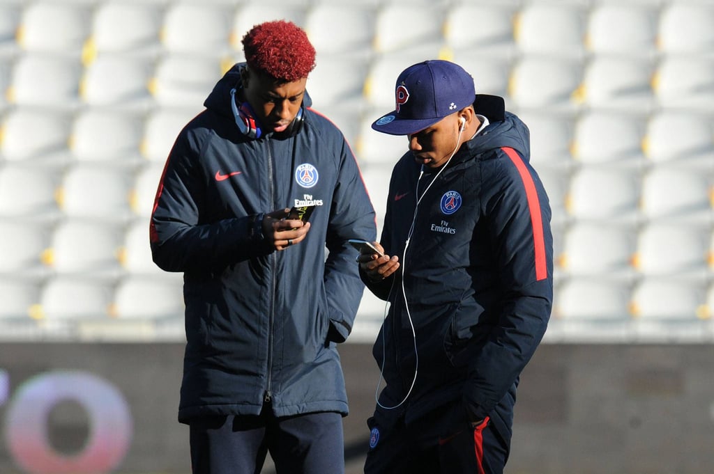 Alte Kumpels bei Paris St. Germain: Presnel Kimpembe und Leipzigs Chirstopher Nkunku (r.)