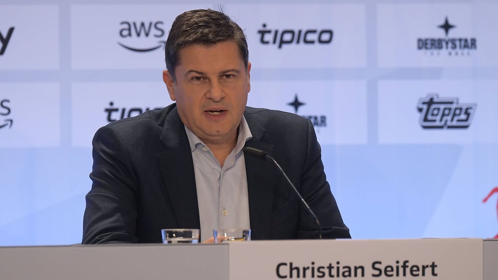 DFL-Vorsitzender Christian Seifert auf einer Mitgliederversammlung.