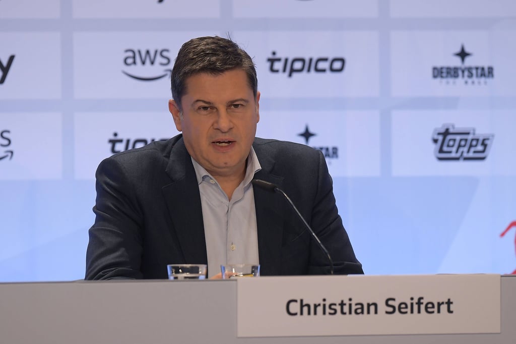 DFL-Vorsitzender Christian Seifert auf einer Mitgliederversammlung.