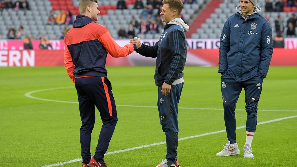 Timo Werner (l.) unterstützt Leon Goretzka (r.) und Joshua Kimmich in Sachen Corona-Hilfe.