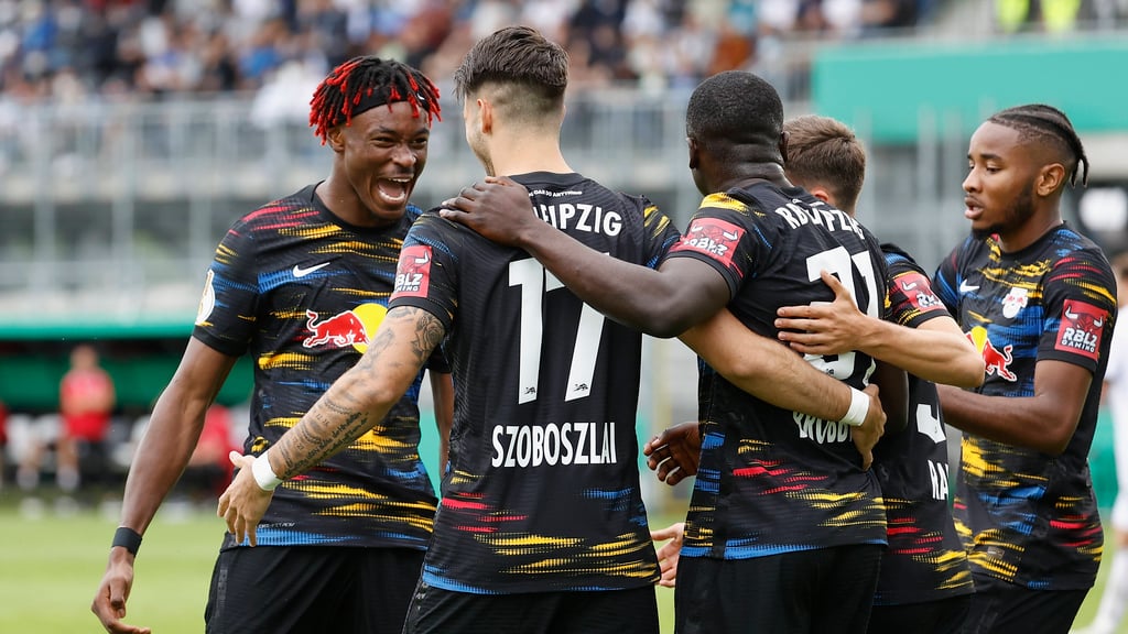 Treffer beim Debüt: Spieler von RB Leipzig bejubeln das 4:0 durch Dominik Szoboszlai