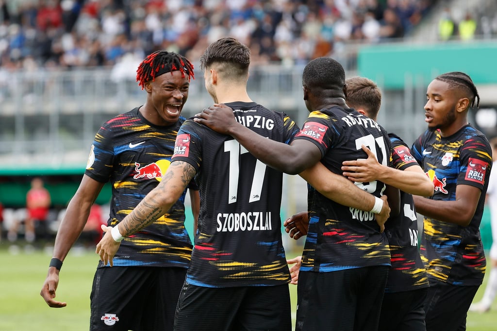 Treffer beim Debüt: Spieler von RB Leipzig bejubeln das 4:0 durch Dominik Szoboszlai