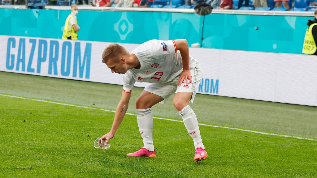 Kein Bier vor vier: RB-Profi Dani Olmo räumt den EM-Rasen auf