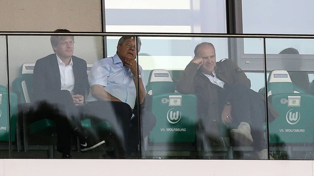 Rudi Wojtowicz (Mitte) schwebt nach einem Herzinfarkt in Lebensgefahr.