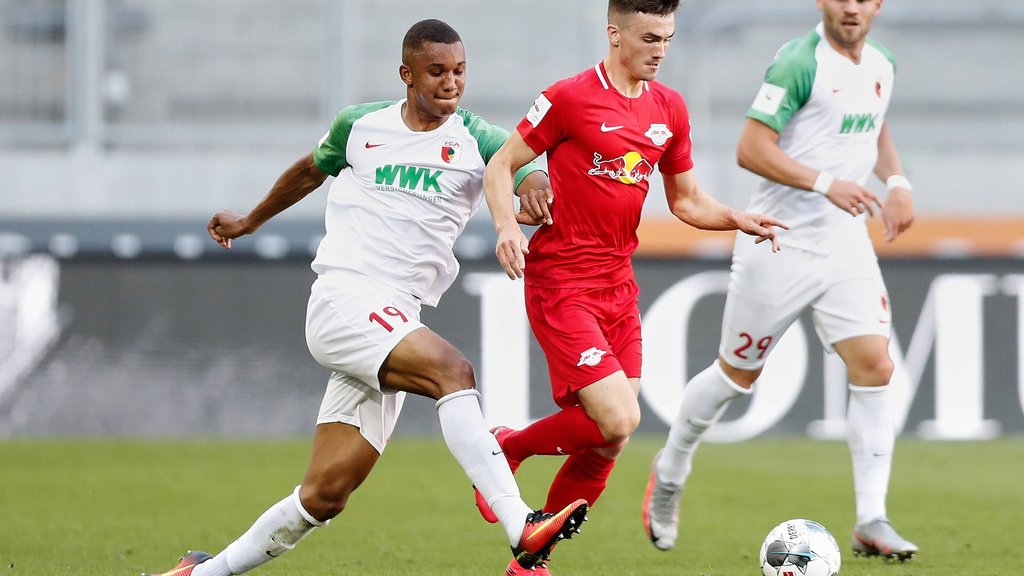 Dennis Borkowski (in rot) feierte am 34. Spieltag der Saison 2019/20 gegen den FC Augsburg sein Debüt in der Fußball-Bundesliga.