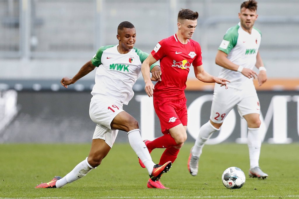 Dennis Borkowski (in rot) feierte am 34. Spieltag der Saison 2019/20 gegen den FC Augsburg sein Debüt in der Fußball-Bundesliga.