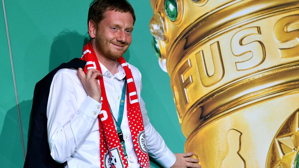 Hand am Pott: Michael Kretschmer mit RB-Schal beim DFB-Pokalfinale 2019.