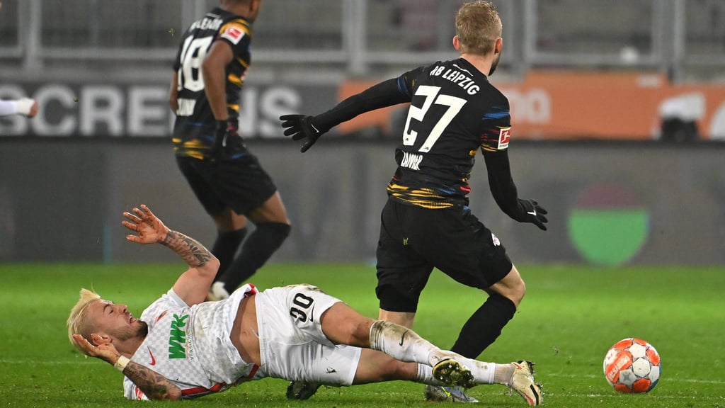 Niklas Dorsch fiel im Vollsprint mit dem gesamten Körper auf Sprunggelenk und Wade von Konrad Laimer.&nbsp;