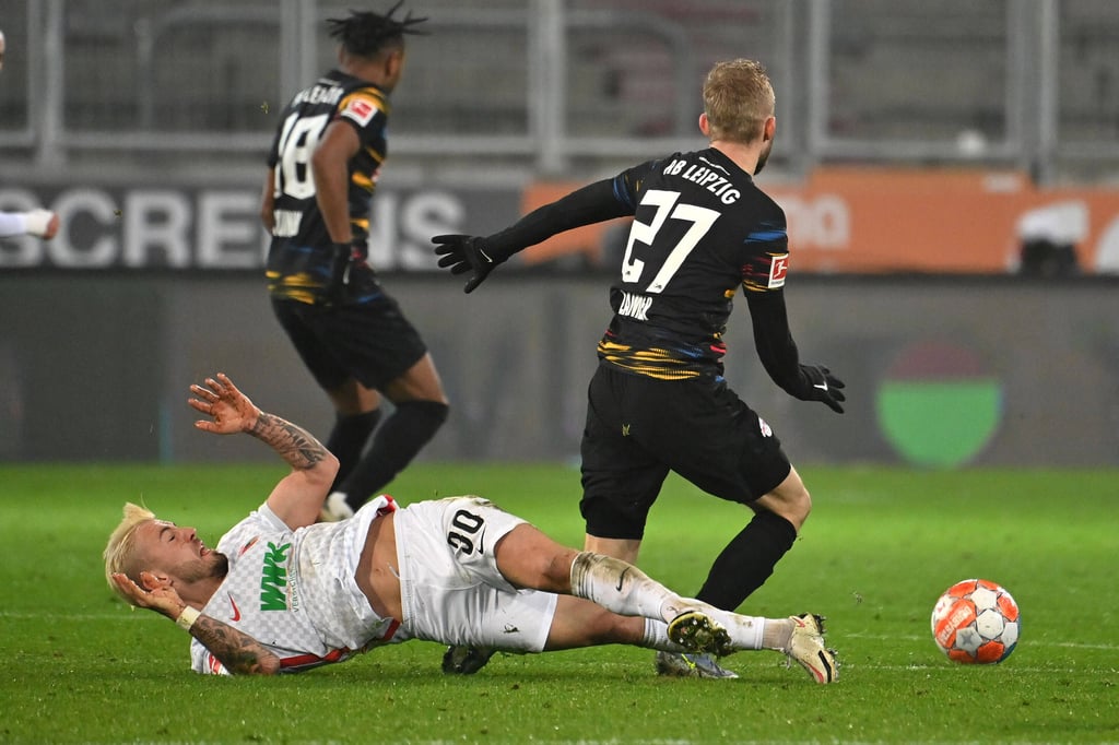 Niklas Dorsch fiel im Vollsprint mit dem gesamten Körper auf Sprunggelenk und Wade von Konrad Laimer. 