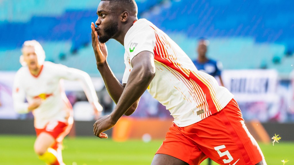 Küsschen: Dayot Upamecano erzielte sein erstes Tor seit zweieinhalb Jahren.