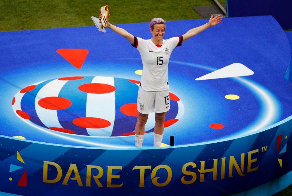 Megan Rapinoe mit dem goldenen Schuh, den sie als beste Torschützin der WM erhalten hat.