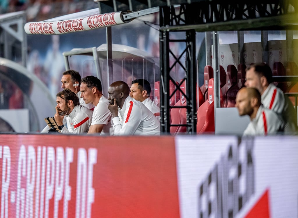 Leipzigs Trainerbank mit Co-Trainer Marco Kurth, Torwarttrainer Frederik Goessling, Mauricio Sanchez und Babacar N'Diaye.