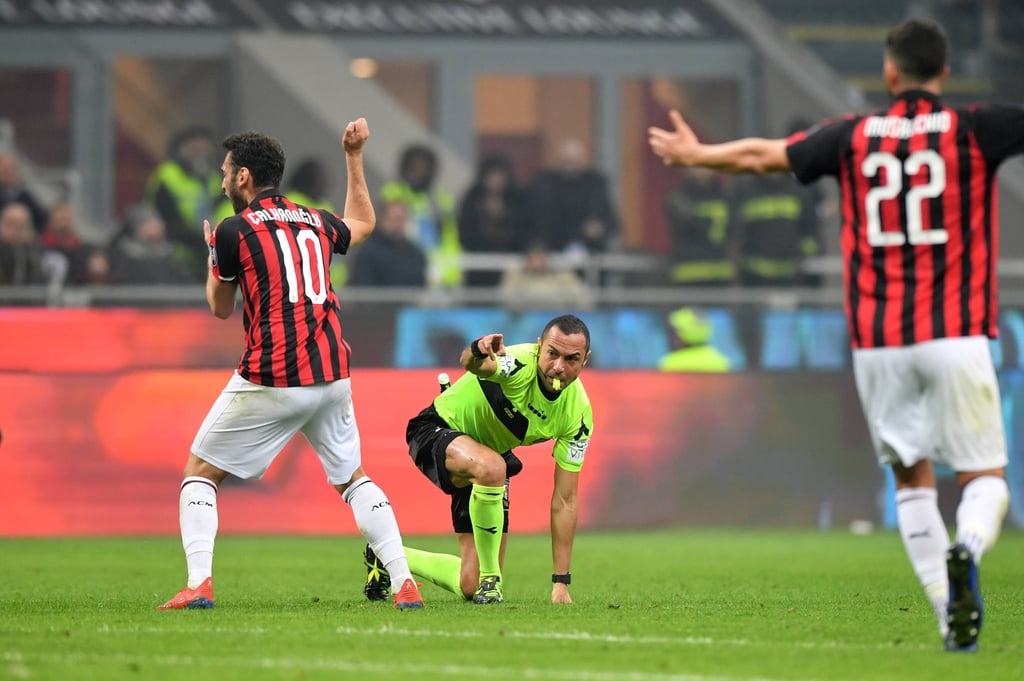 In der Hocke: Dramatischer Elfmeterpfiff von Schiedsrichter Marco Guida.