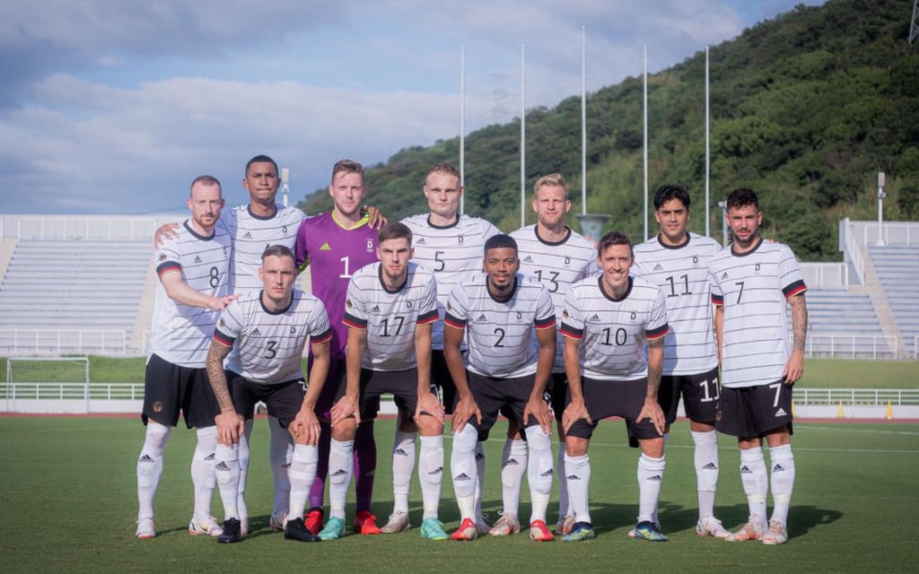 Benjamin Henrichs (vordere Reihe, 2.v.r.) mit seinem DFB-Teamkollegen.