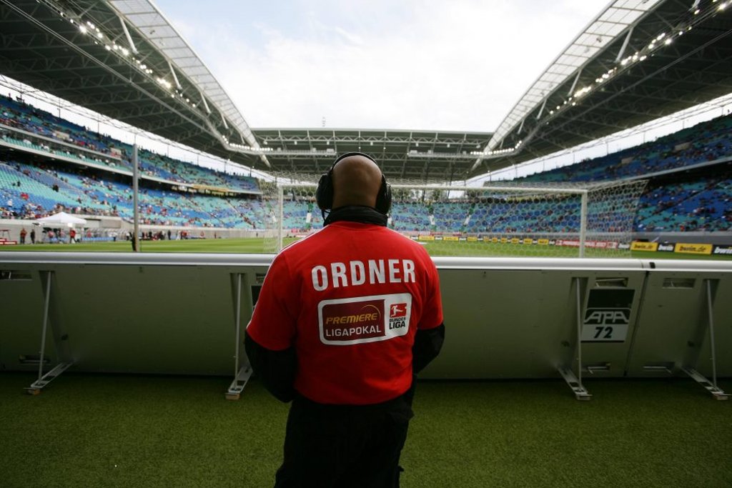 Ein Ordner im Einsatz in der Red Bull-Arena.