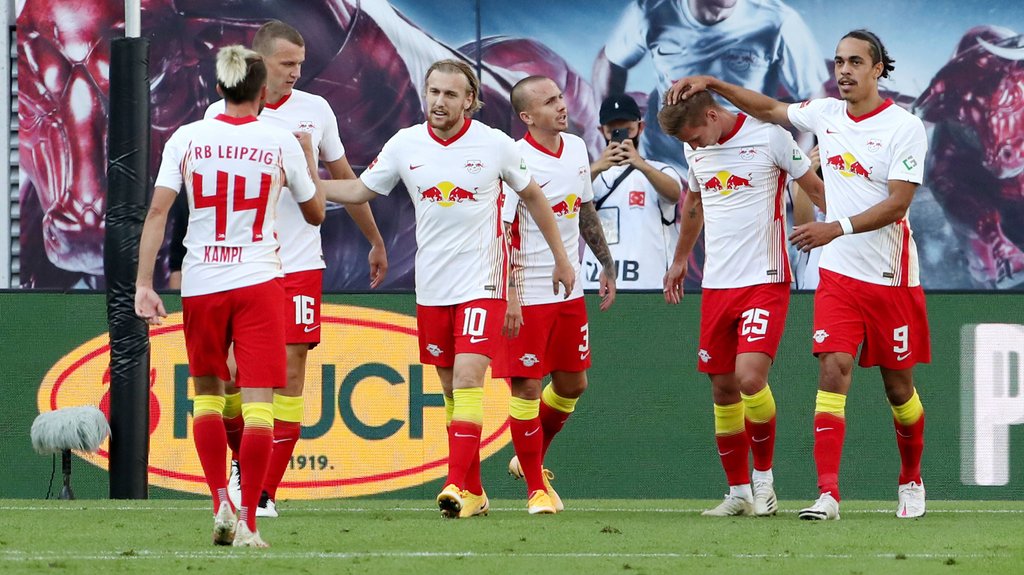 Klatscht ab: Die RB-Spieler sind "zufrieden" mit dem Auftakt