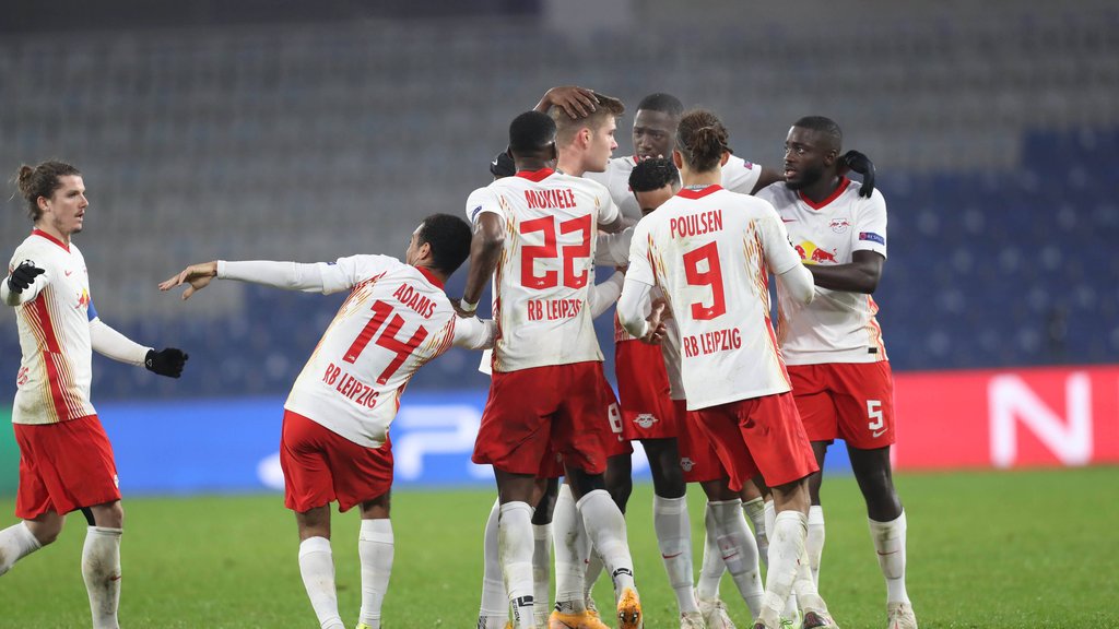 Siegertraube: Die Kollegen beglückwünschen Alexander Sörloth