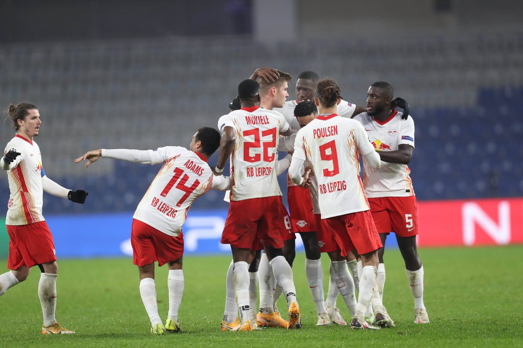 Siegertraube: Die Kollegen beglückwünschen Alexander Sörloth