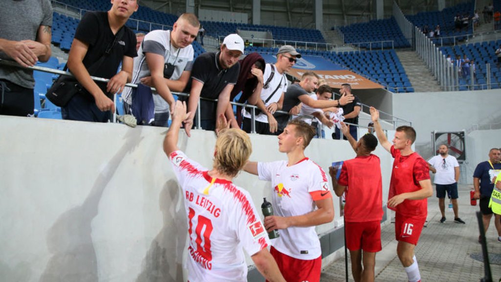Shake hands: RB Leipzigs Spieler bedanken sich bei den wenigen nach Craiova mitgereisten Fans