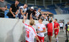 Shake hands: RB Leipzigs Spieler bedanken sich bei den wenigen nach Craiova mitgereisten Fans
