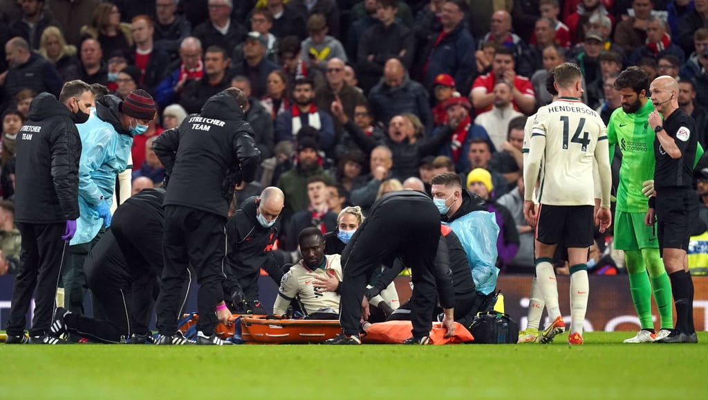 Naby Keita muss nach dem Foul von Paul Pogba vom Platz getragen werden.