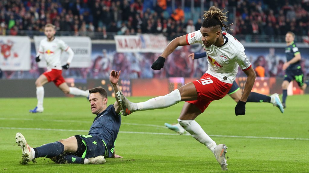 RB Leipzigs Christopher Nkunku (r.) zieht gegen Unions Christian Gentner ab.