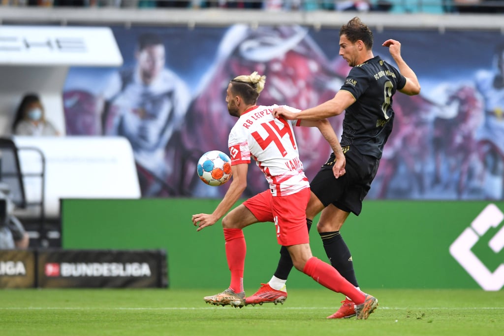 Mit dem Oberarm mitgenommen: Kevin Kampl in der vielleicht spielentscheidende Szene gegen Bayerns Goretzka
