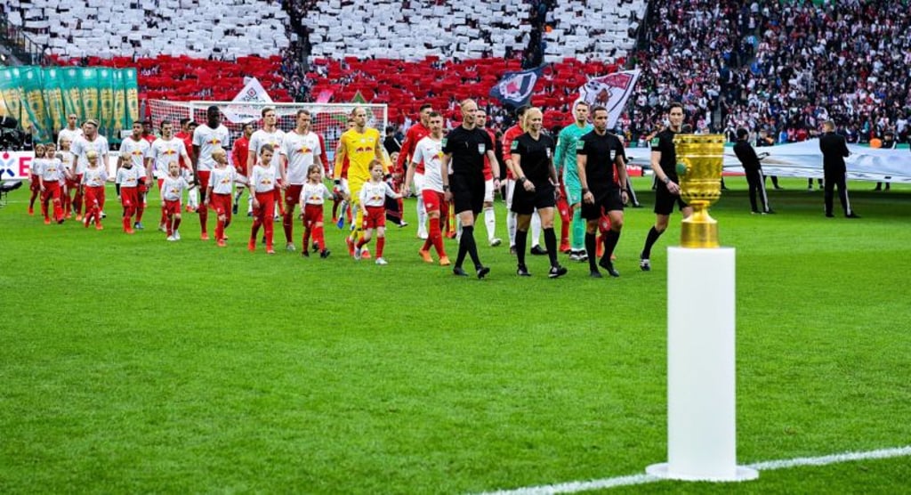 RB Leipzig und Bayern München laufen zum Pokalfinale ein.