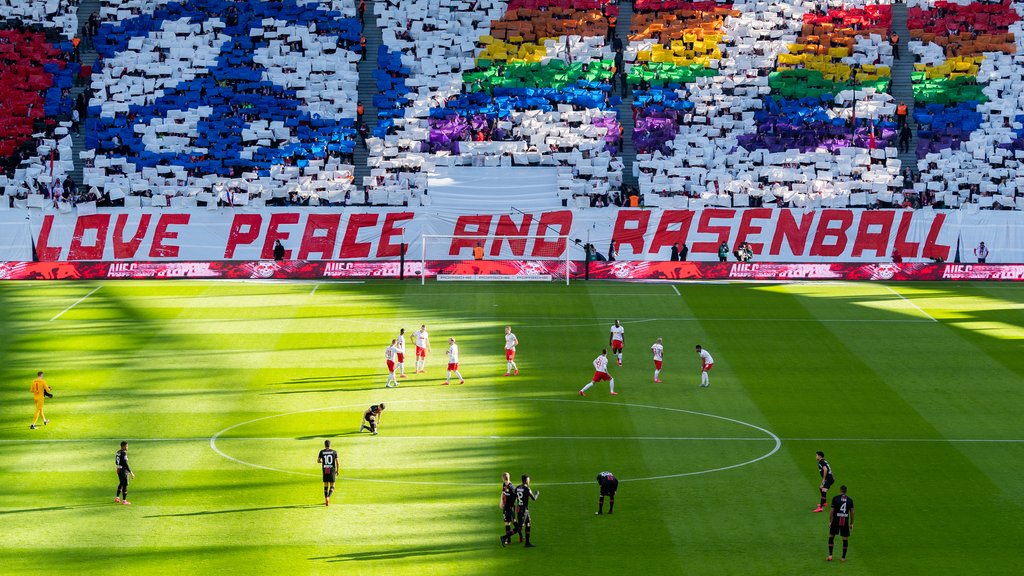 Die Botschaft, die die Choreografie der RB-Fans aussendete wurde durch den Verweis der japanischen Gruppe konterkariert.