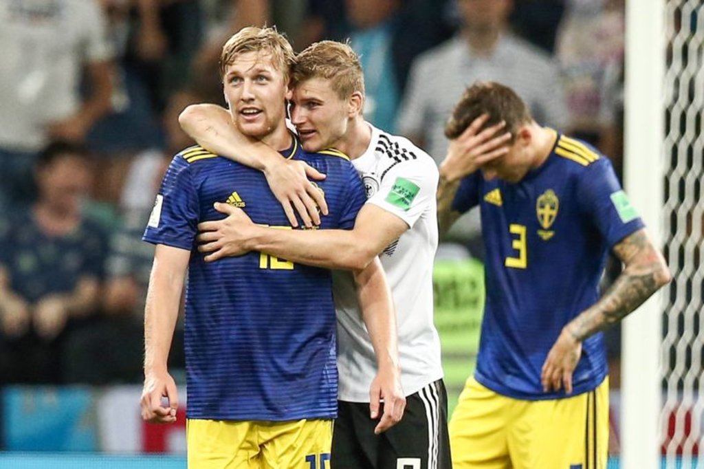 Timo Werner tröstete nach dem Sieg gegen Schweden seinen RB-Teamkollegen Emil Forsberg.