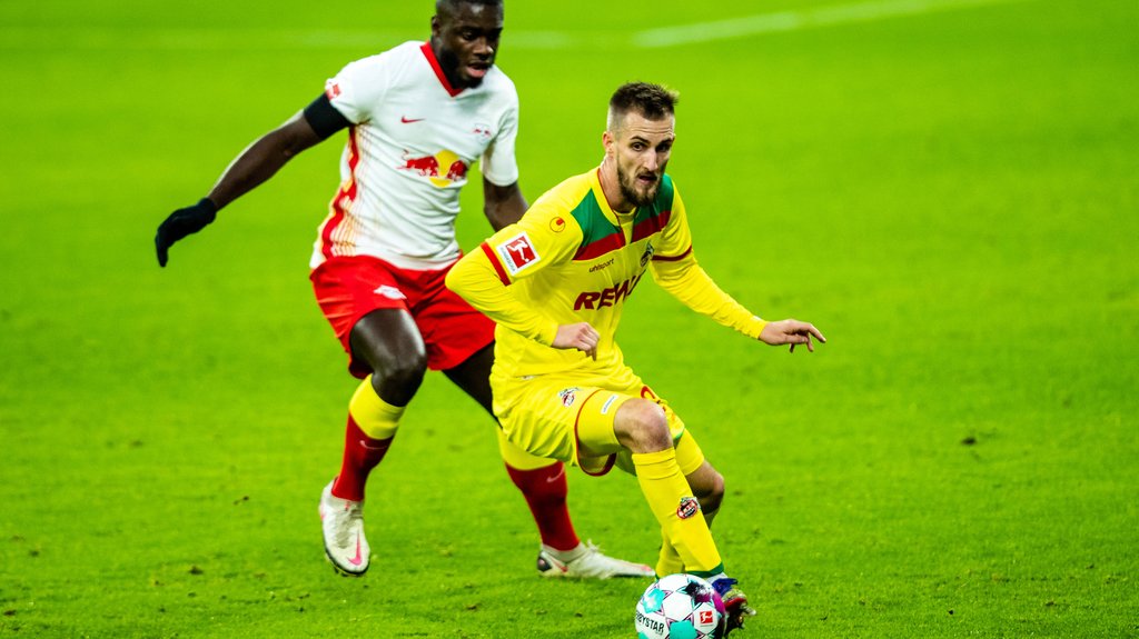 Dayot Upamecano (RB Leipzig) verfolgt Kölns Dominick Drexler.&nbsp;
