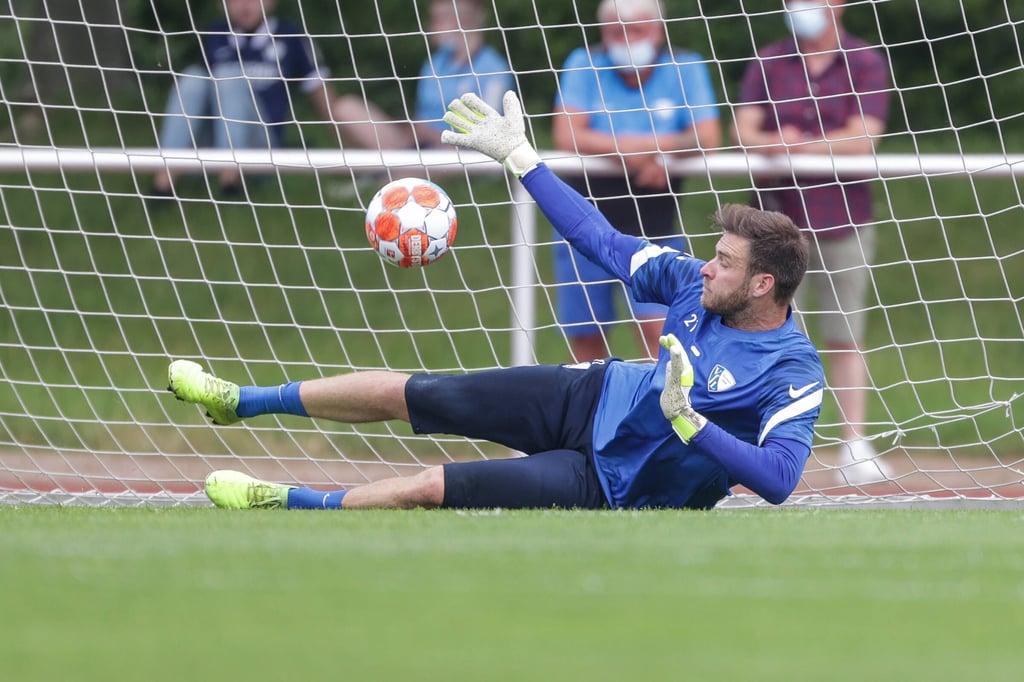 Unter dem kritischen Blick der Kiebitze: Bochums Keeper Michael Esser startet in die Sommervorbereitung.