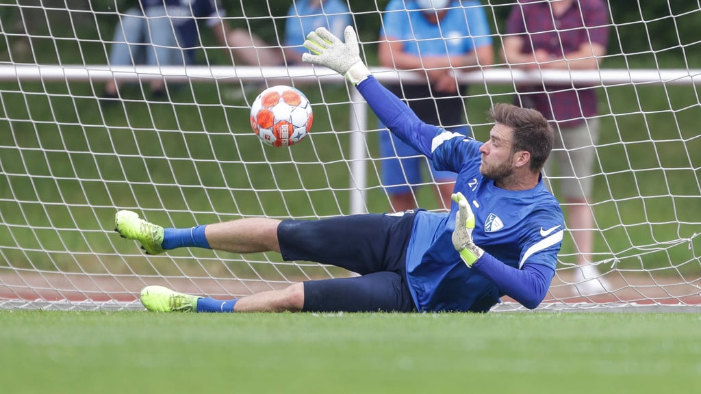 Unter dem kritischen Blick der Kiebitze: Bochums Keeper Michael Esser startet in die Sommervorbereitung.
